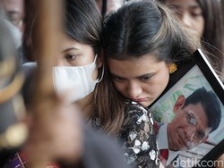 Tangis Marsha Aruan Pecah di Preskon Saat Teringat Mendiang Ayah