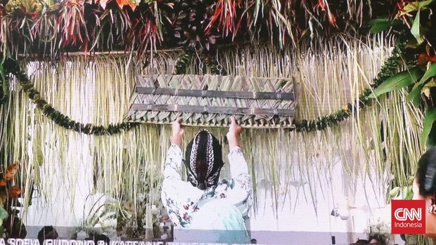 Pemasangan bleketepe di rumah Erina, Jumat (9/12).