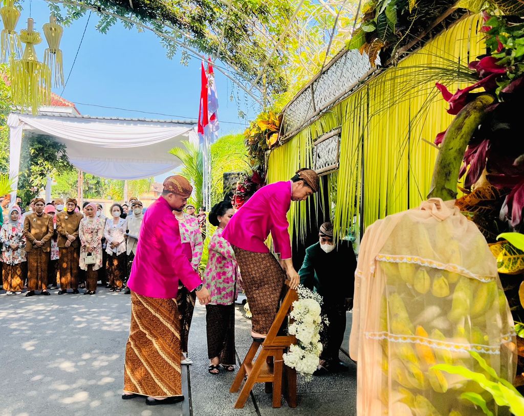 Pemasangan Bleketepe Prosesi Siraman Kaesang