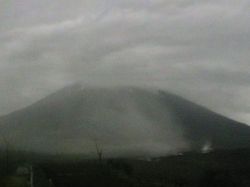 8 Fakta Mencekam Tim Relawan Tolong Warga Terjebak Hujan Abu Pekat Semeru