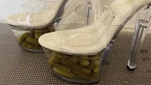 Bukan di Piring, 10 Makanan Ini Disajikan di Dalam Sepatu hingga Gagang Pintu