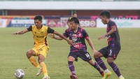 Pesepakbola Persikabo 1973 Ryan Kurnia (kiri) mencoba melewati pesepak bola Rans Nusantara FC Mitsuru Maruoka (kanan) saat pertandingan Liga 1 di Stadion Maguwoharjo, Sleman, DI Yogyakarta, Jumat (9/12/2022). 