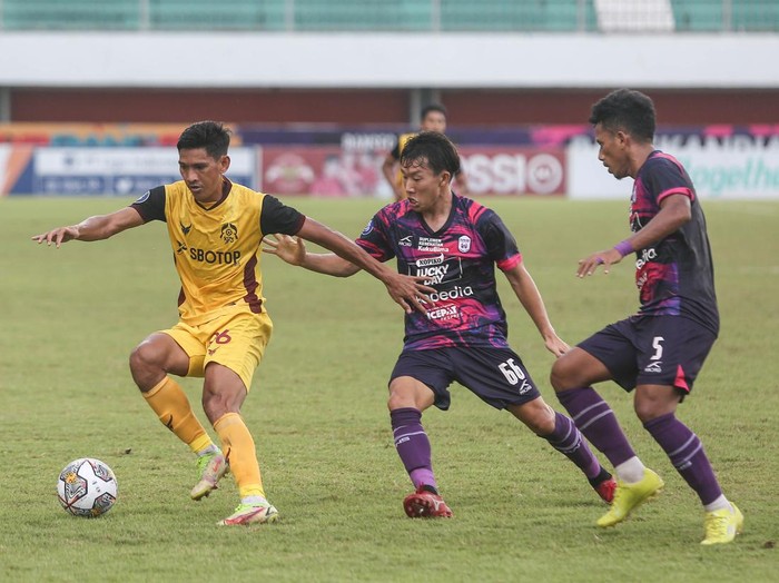Pesepak bola Persikabo 1973 Gustavo Tocantins (kiri) mencoba melewati penjaga gawang Rans Nusantara FC Hendrawan (kanan) saat pertandingan Liga 1 di Stadion Maguwoharjo, Sleman, DI Yogyakarta, Jumat (9/12/2022). Pertandingan tersebut berakhir imbang dengan skor 1-1. ANTARA FOTO/Hendra Nurdiyansyah/nz