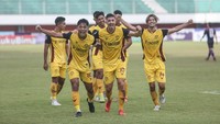 Pesepakbola Persikabo 1973 Bruno Dybal (tengah) melakukan selebrasi usai mencetak gol ke gawang Rans Nusantara FC saat pertandingan Liga 1 di Stadion Maguwoharjo, Sleman, DI Yogyakarta, Jumat (9/12/2022).