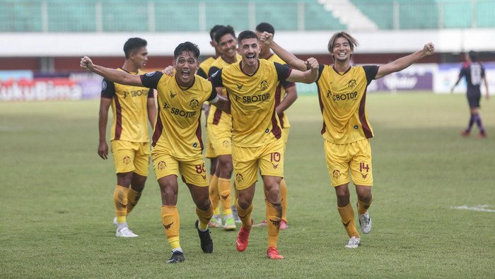 Pesepak bola Persikabo 1973 Gustavo Tocantins (kiri) mencoba melewati penjaga gawang Rans Nusantara FC Hendrawan (kanan) saat pertandingan Liga 1 di Stadion Maguwoharjo, Sleman, DI Yogyakarta, Jumat (9/12/2022). Pertandingan tersebut berakhir imbang dengan skor 1-1. ANTARA FOTO/Hendra Nurdiyansyah/nz