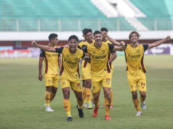 Pesepak bola Persikabo 1973 Gustavo Tocantins (kiri) mencoba melewati penjaga gawang Rans Nusantara FC Hendrawan (kanan) saat pertandingan Liga 1 di Stadion Maguwoharjo, Sleman, DI Yogyakarta, Jumat (9/12/2022). Pertandingan tersebut berakhir imbang dengan skor 1-1. ANTARA FOTO/Hendra Nurdiyansyah/nz