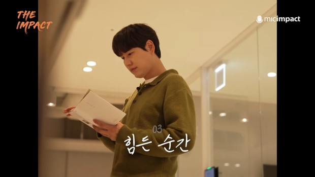 Potret Kyuhyun Super Junior dalam wawancara bersama The Impact/ Foto: youtube.com/micimpact Potret Kyuhyun Super Junior dalam wawancara bersama The Impact