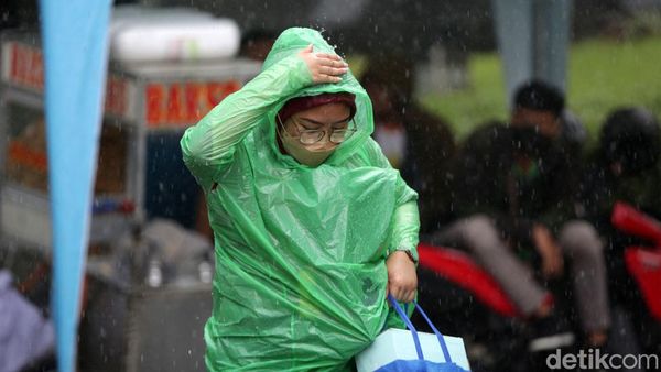 Potret Warga Menembus Hujan Deras Jakarta