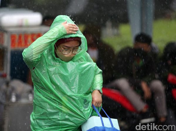 Potret Warga Menembus Hujan Deras Jakarta