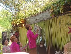 Momen Jokowi Pasang Bleketepe Sebelum Prosesi Siraman Kaesang