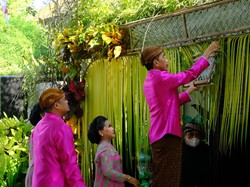 Mengenal Prosesi Pasang Tarub di Pernikahan Adat Jawa yang Penuh Makna