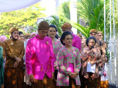 Cantiknya Ibu Negara Pakai Kebaya Kutubaru Motif Bunga Pink