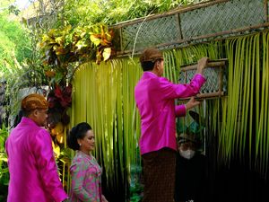 Makna Pemasangan Bleketepe, Salah Satu Prosesi dalam Pernikahan Adat Jawa Makna Pemasangan Bleketepe, Salah Satu Prosesi dalam Pernikahan Adat Jawa