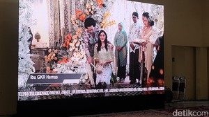 GKR Hemas-Istri Mensesneg Ikuti Siramkan Air 7 Sumber ke Erina Gudono