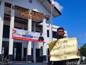 Pria Ini Seorang Diri Demo Tunggal Hari Antikorupsi di Kejari Ponorogo Pria Ini Seorang Diri Demo Tunggal Hari Antikorupsi di Kejari Ponorogo