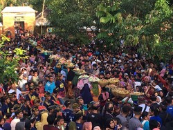 Kemeriahan Perang Topat di Pura Lingsar Lombok