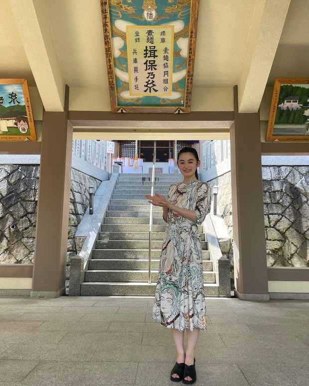 Rikako Yagi dengan dress motif/Sumber: IG @yagirikaco_official