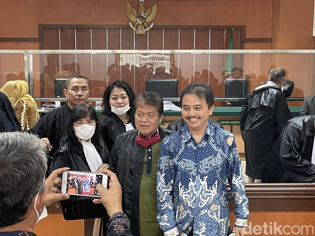 Roy Suryo Dituntut 1,5 Tahun Bui, Jaksa: Cuitan Meme Stupa Rusak Kerukunan Roy Suryo Dituntut 1,5 Tahun Bui, Jaksa: Cuitan Meme Stupa Rusak Kerukunan