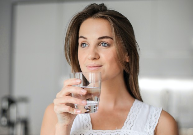 Rutin minum air putih membantu kulitmu menjadi glowing / Foto: pexels.com/Andrea Piacquadio Rutin minum air putih membantu kulitmu menjadi glowing / Foto: pexels.com/Andrea Piacquadio