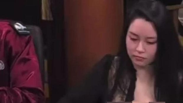 Sashimi, pemain Poker yang diduga curang hingga menimbulkan kontroversi karena memakai payudara palsu.