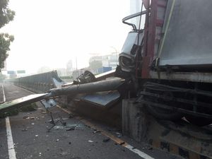 Truk Tabrak Pembatas dan Rambu hingga Jalur Tol Tangerang Tertutup