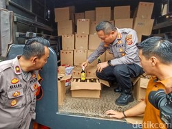 Polisi Gerebek Gudang Miras Siap Edar di Rancaekek Bandung