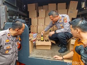 Polisi Gerebek Gudang Miras Siap Edar di Rancaekek Bandung Polisi Gerebek Gudang Miras Siap Edar di Rancaekek Bandung