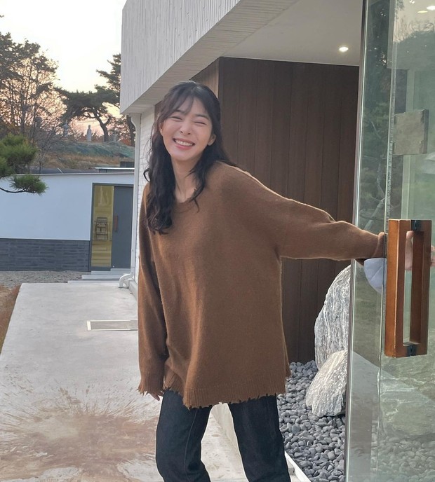Seol In Ah dengan sweater rajut/Sumber: IG @_seorina Seol In Ah dengan sweater rajut/Sumber: IG @_seorina