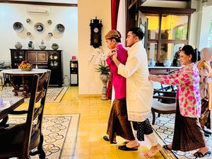 Saat Jokowi Gendong Si Bungsu Kaesang di Acara Siraman