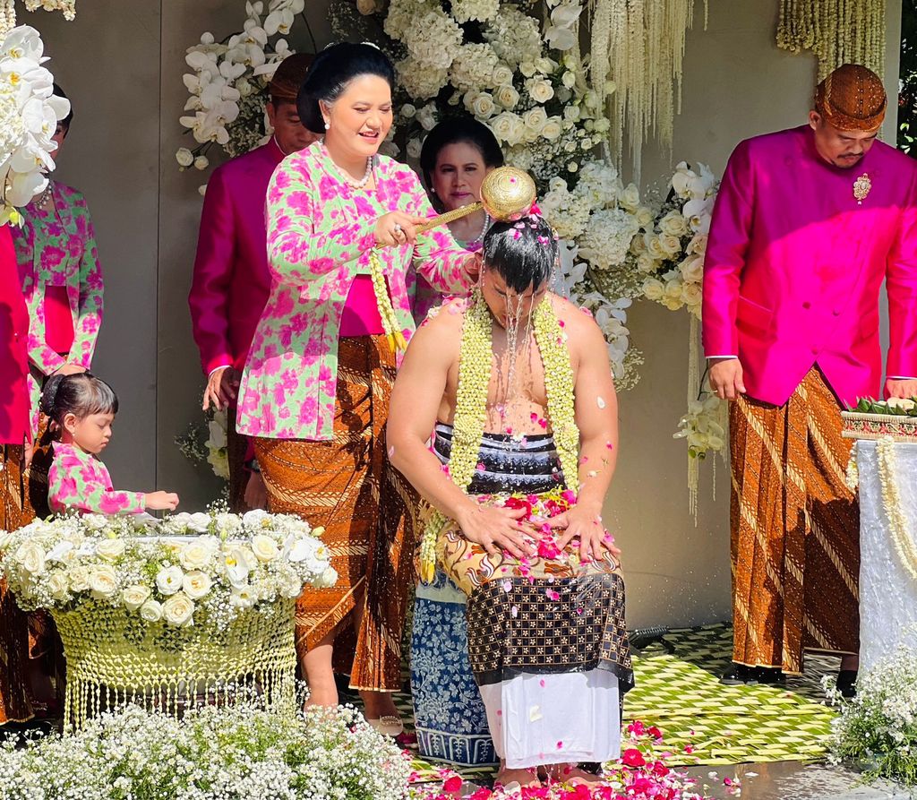 Siraman Kaesang Pangarep menjelang pernikahannya dengan Erina Gudono, Solo, Jumat (9/12/2022). Siraman Kaesang Pangarep menjelang pernikahannya dengan Erina Gudono, Solo, Jumat (9/12/2022).