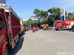 Truk Antre BBM di Manado Mengular ke Jalan hingga 1 Km, Sopir Menunggu 3 Jam