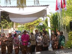 Jokowi Pasang Bleketepe Jelang Kaesang Menikah, Pakai Beskap Pink Fuschia