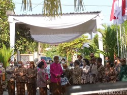 Jokowi Pasang Bleketepe Awali Prosesi Siraman Kaesang di Solo