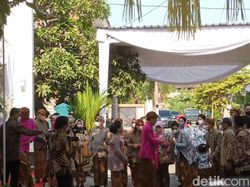 Awali Prosesi Siraman Kaesang, Jokowi Pasang Bleketepe