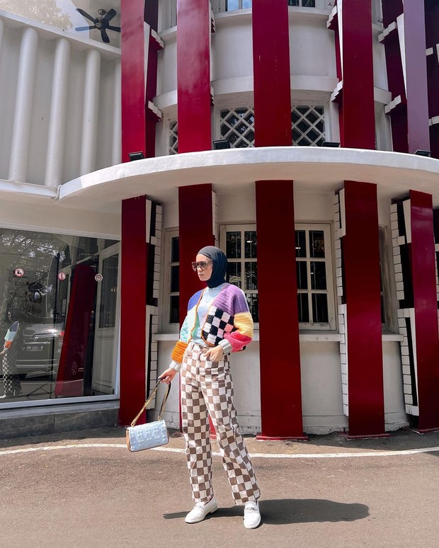 Tantri Namirah dengan Cardigan colorful/Sumber: IG @tantrinamirah Tantri Namirah dengan Cardigan colorful/Sumber: IG @tantrinamirah