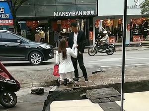 Viral Video Istri Berlutut Demi Tak Diceraikan Suami, Faktanya Ternyata..