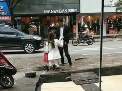 Viral Video Istri Berlutut Demi Tak Diceraikan Suami, Faktanya Ternyata..