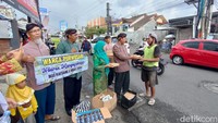 Syukuran Tetangga Erina Gudono, Bagi-bagi Makanan Gratis ke Pengguna Jalan
