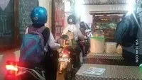 10 Warung Makan Ini Lokasinya Tak Lazim, Kuburan hingga Selokan