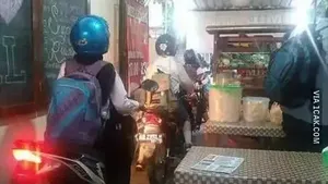 10 Warung Makan Ini Lokasinya Tak Lazim, Kuburan hingga Selokan
