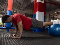 Contoh Latihan Kekuatan Otot Mudah Dilakukan di Rumah