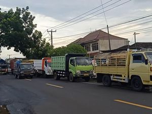Solar Langka, Sopir Truk Logistik Jawa-Bali Merugi Solar Langka, Sopir Truk Logistik Jawa-Bali Merugi