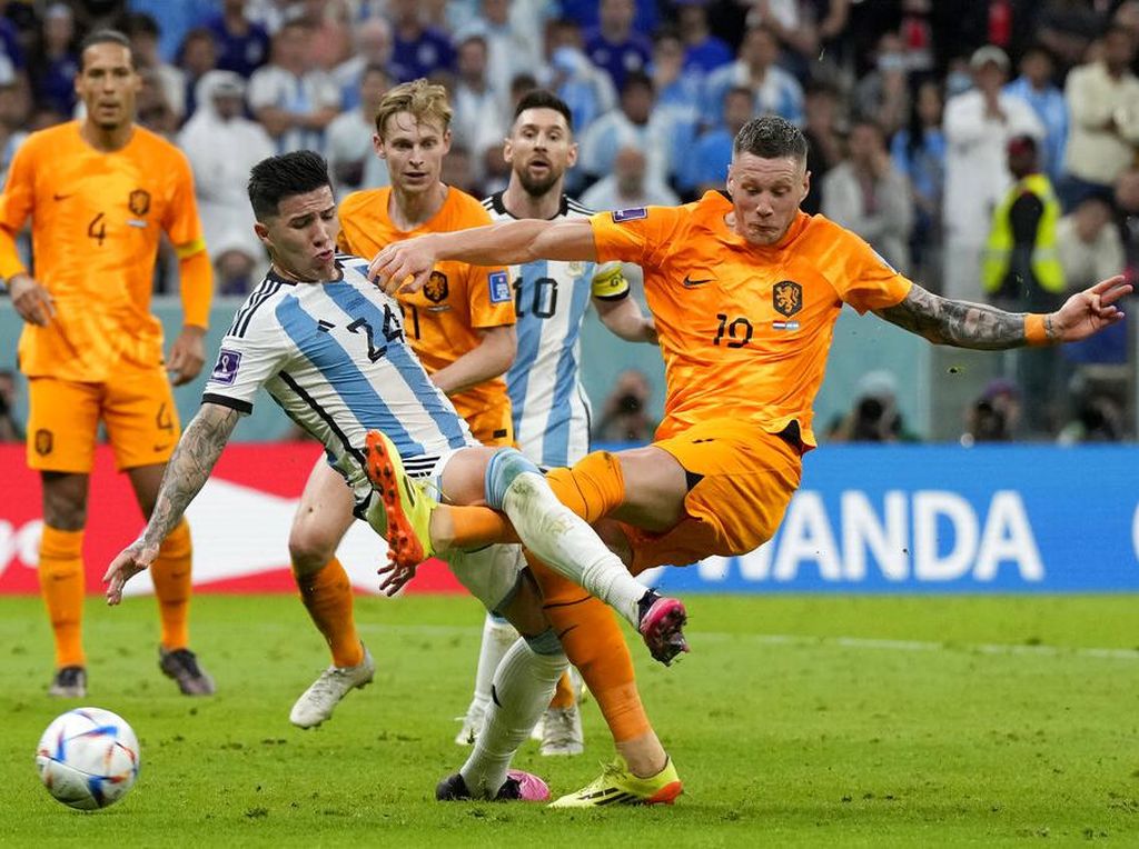 Belanda vs Argentina Panas Sampai Lorong Stadion, Aguero Turun Tangan