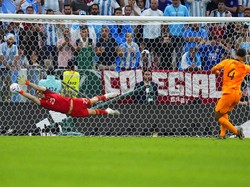 Dari kubu Belanda, eksekusi Van Dijk dan Berghuis ditepis Emi Martines. AP Photo/Natacha Pisarenko.