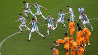 Dalam drama tos-tosan, Argentina menang 4-3 dan berhak ke semifinal untuk bertemu Kroasia. AP Photo/Thanassis Stavrakis