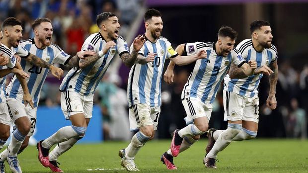 AL DAAYEN - (lr) Alexis Mac Allister of Argentina, Gonzalo Montiel of Argentina, Lionel Messi of Argentina, Nicolas Tagliafico of Argentina, Nicolas Otamendi of Argentina celebrate victory after the FIFA World Cup Qatar 2022 quarterfinal match between the Netherlands and Argentina in the Lusail Stadium on December 9, 2022 in Al Daayen, Qatar. ANP MAURICE VAN STONE (Photo by ANP via Getty Images)