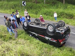Sopir Buta Medan, Avanza Tak Kuat Nanjak Lalu Terbalik di Magetan