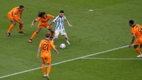 Di perempatfinal, Stadion Lusail menjadi saksi kelolosan Messi cs usai melewati Belanda. Foto: AP/Thanassis Stavrakis