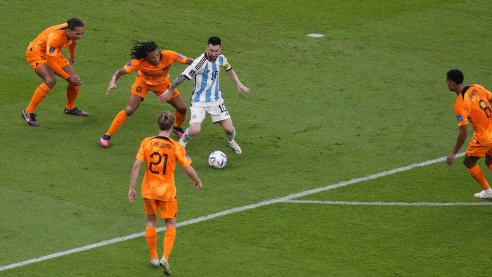 Argentinas Lionel Messi, centre, challenges for the ball with Denzel Dumfries of the Netherlands, left, Nathan Ake of the Netherlands, second left, Frenkie de Jong of the Netherlands, front, Cody Gakpo of the Netherlands, right, during the World Cup quarterfinal soccer match between the Netherlands and Argentina, at the Lusail Stadium in Lusail, Qatar, Friday, Dec. 9, 2022. (AP Photo/Thanassis Stavrakis)