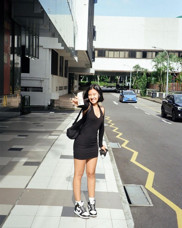 Dress Hitam Ketat / Foto: Instagram / @shenacinnamon Inspirasi outfit liburan dari Shenina Cinnamon